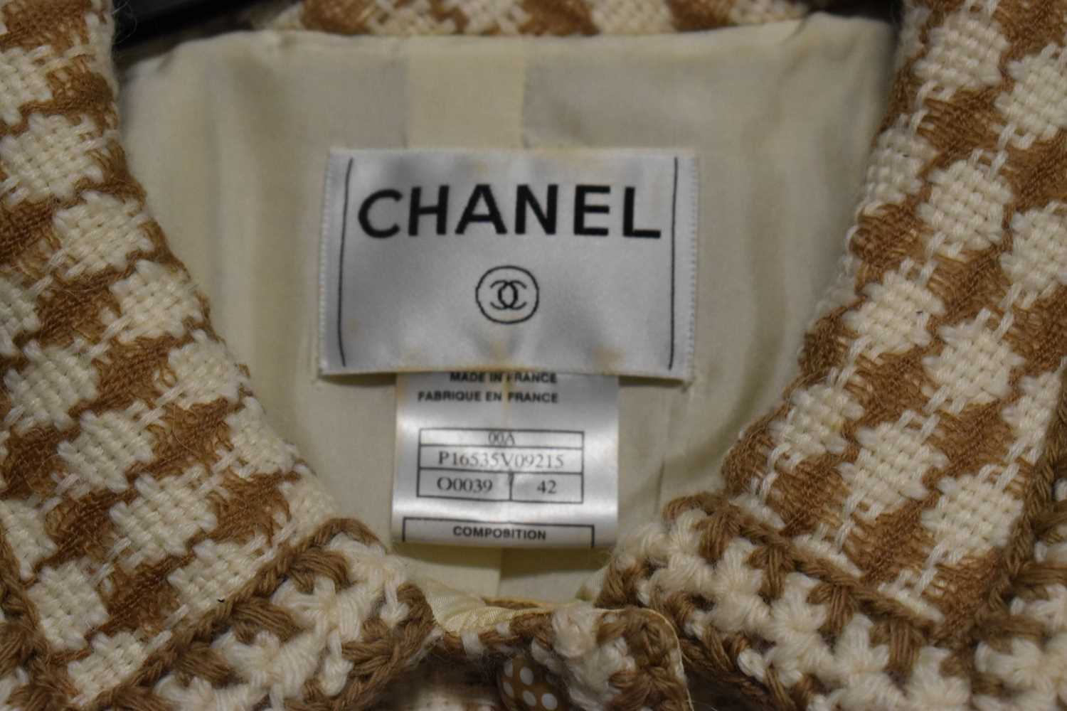 A vintage Chanel wool, alpaca and mohair jacket with silk lining, in cream and fawn, with square - Image 2 of 2