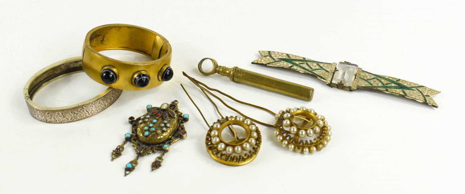 A selection of jewellery to include Art Deco paste buckle, a gilt metal and bulls eye agate set