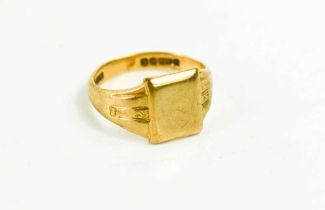 A 9ct gold signet ring, size L, 3.6g.