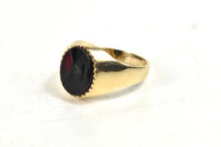 A 9ct gold and jet signet ring, size S, 3.8g.