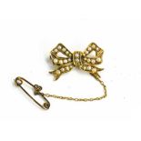 A 15ct gold and seed pearl bow brooch, 3.4g.