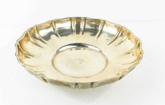 A KW & S Sterling silver dish, with scalloped edge, and engraved with the initial D to the centre,