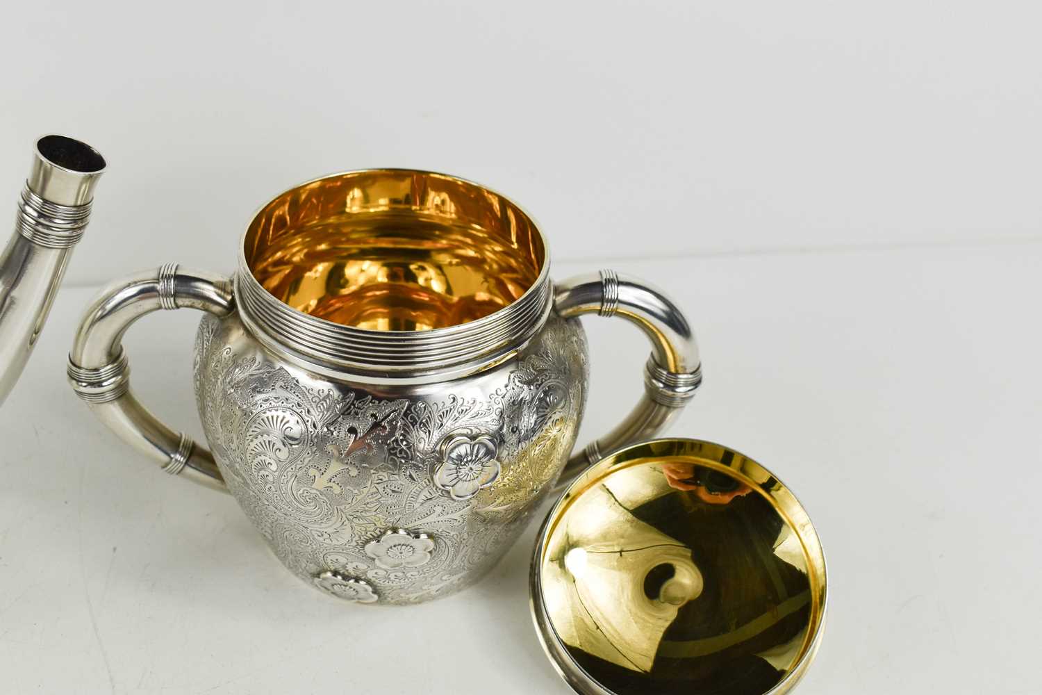 A fine 19th century Gorham & Co silver tea set, comprising tea pot, sugar and milk jug, the - Bild 4 aus 9