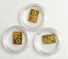 Three 1g gold ingots of 999,9 purity encased in plastic capsules.