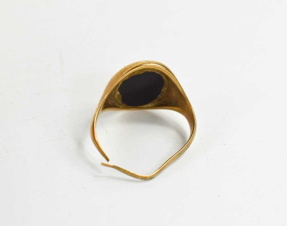 A 9ct gold and agate signet ring, a/f, 3.9g. - Image 2 of 2