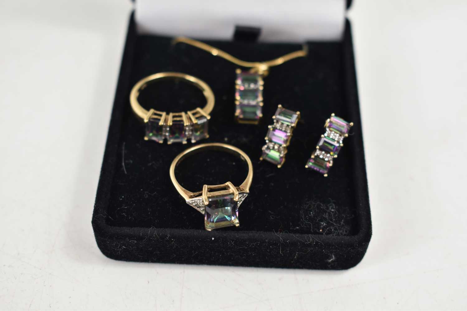 A suite of jewellery set in 9ct gold with diamond brilliants and iridescent green and pink stone, - Image 4 of 4
