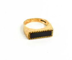 A 9ct gold and jet ring with textured finish, size K/L, 3.2g.