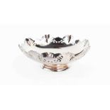 A silver pedestal dish, with a shaped and pierced decorative edge, Sheffield 1962, 5.53toz.