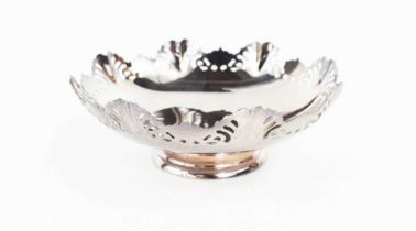 A silver pedestal dish, with a shaped and pierced decorative edge, Sheffield 1962, 5.53toz.