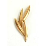 A 14k gold brooch in the form of four leaves, 5.9g.