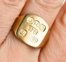 A 9ct gold signet ring, size Q, 8.1g.