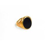 A 9ct gold and agate signet ring, a/f, 3.9g.