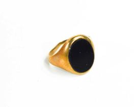 A 9ct gold and agate signet ring, a/f, 3.9g.