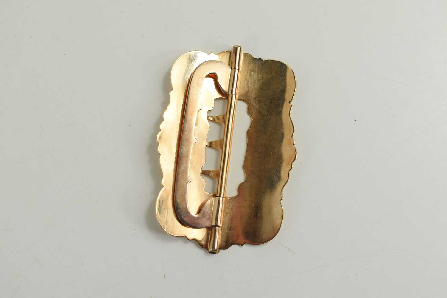 A US Civil War gold sash buckle, tested to at least 14ct, hand engraved with scrollwork and - Image 2 of 2