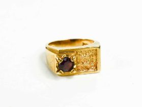 A gentleman's 9ct gold and garnet set ring of modern brutalist form with textured finish, size R,