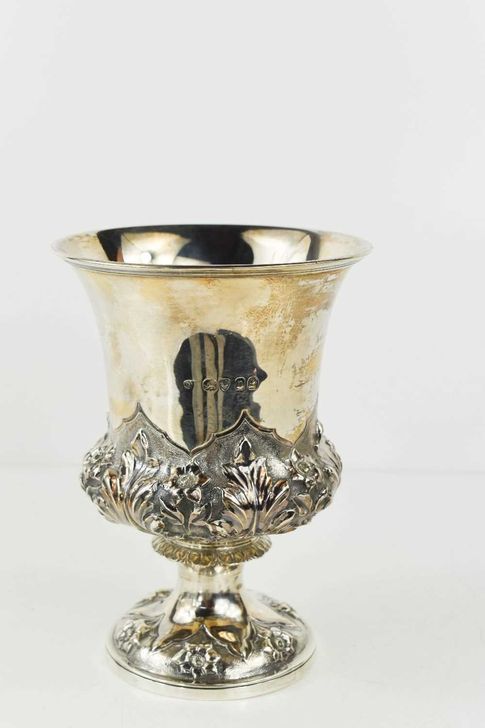 A silver urn form vase, embossed with flower and foliage, London 1868, with residual gilded - Bild 2 aus 2