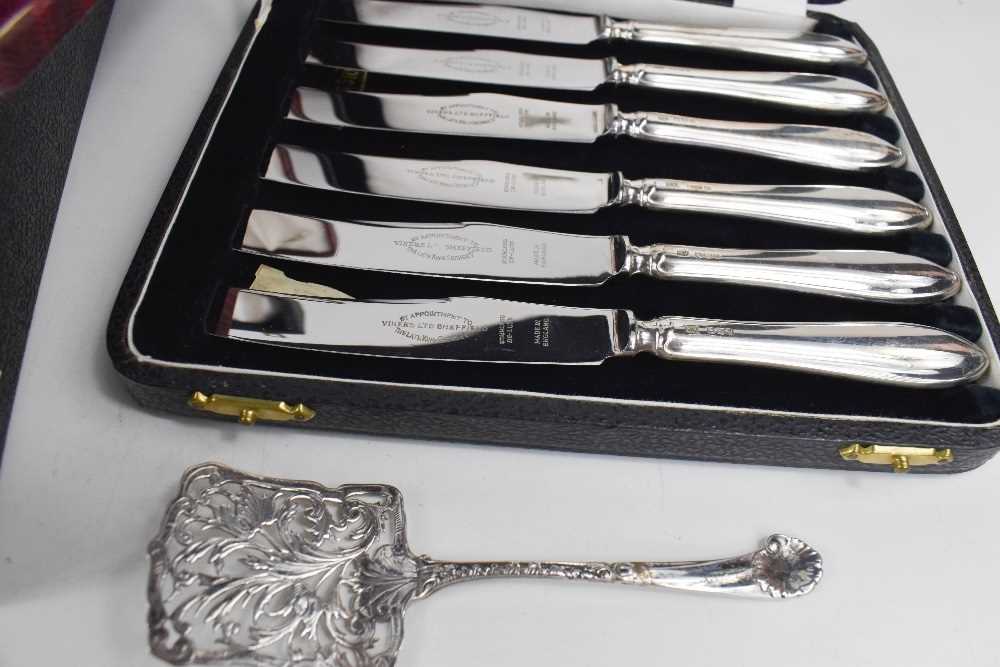 A set of six silver handled butter knives, a set of six silver spoons and a silver plated set of tea - Image 2 of 2