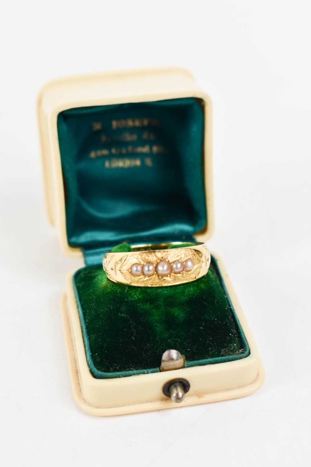 An 18ct gold and seed pearl gentleman's ring, size R, 5.5g.