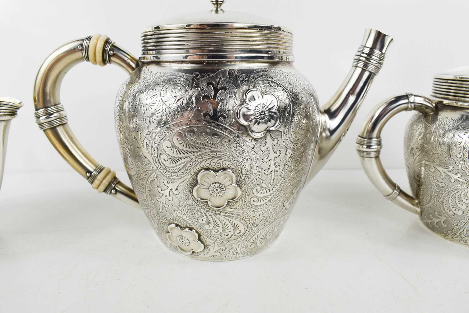 A fine 19th century Gorham & Co silver tea set, comprising tea pot, sugar and milk jug, the - Bild 5 aus 9