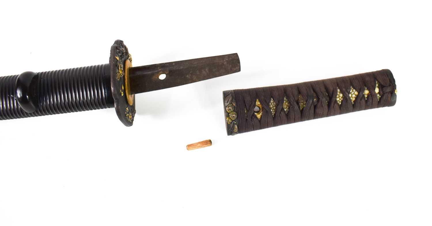 A Koto Wakazashi Samurai sword, with Kodzuka and Edo period laquer saya, the shishi and floral - Image 7 of 14