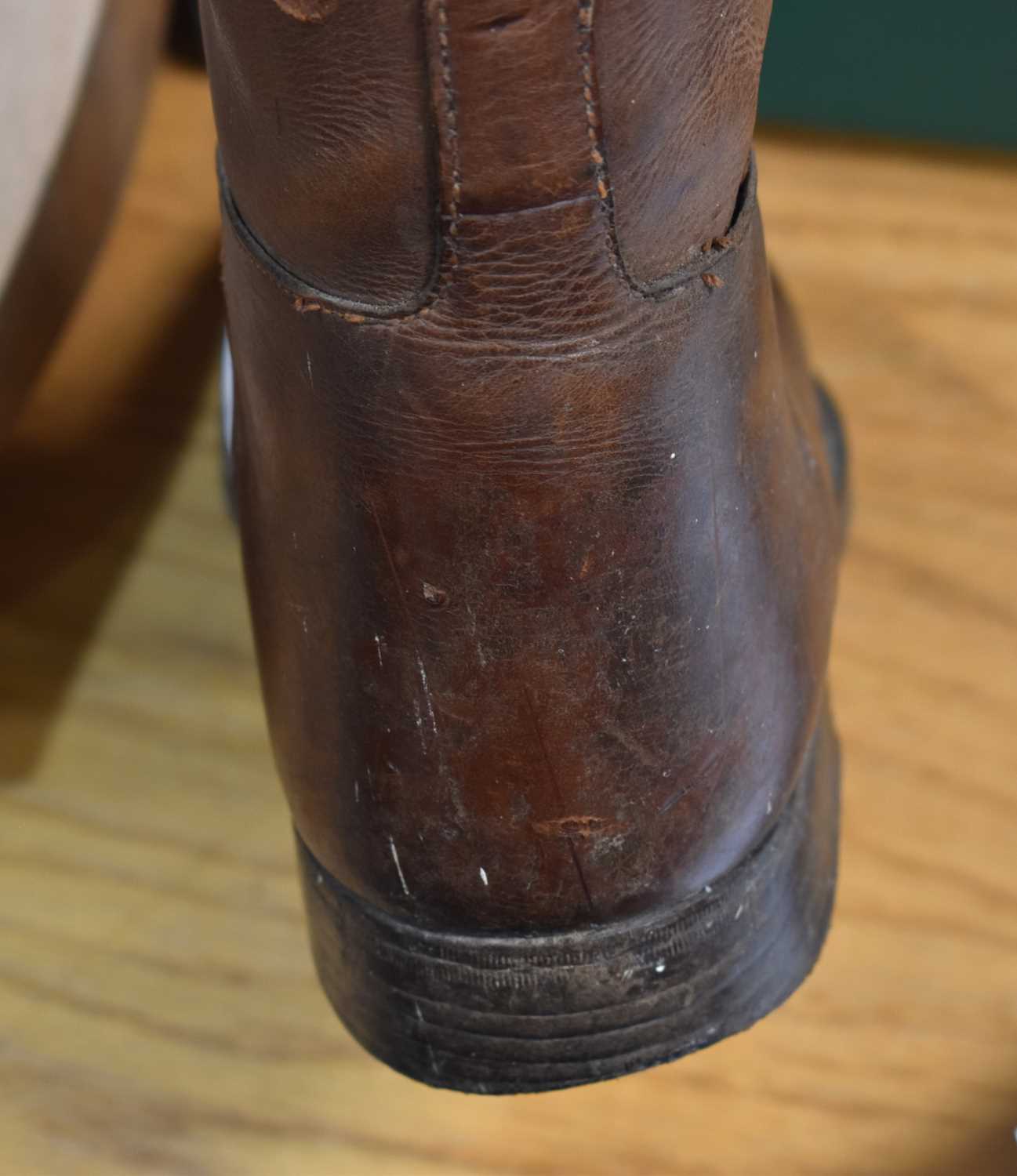 A pair of brown leather riding boots made by Sparkes-Hall of London, complete with wooden trees. - Bild 2 aus 8