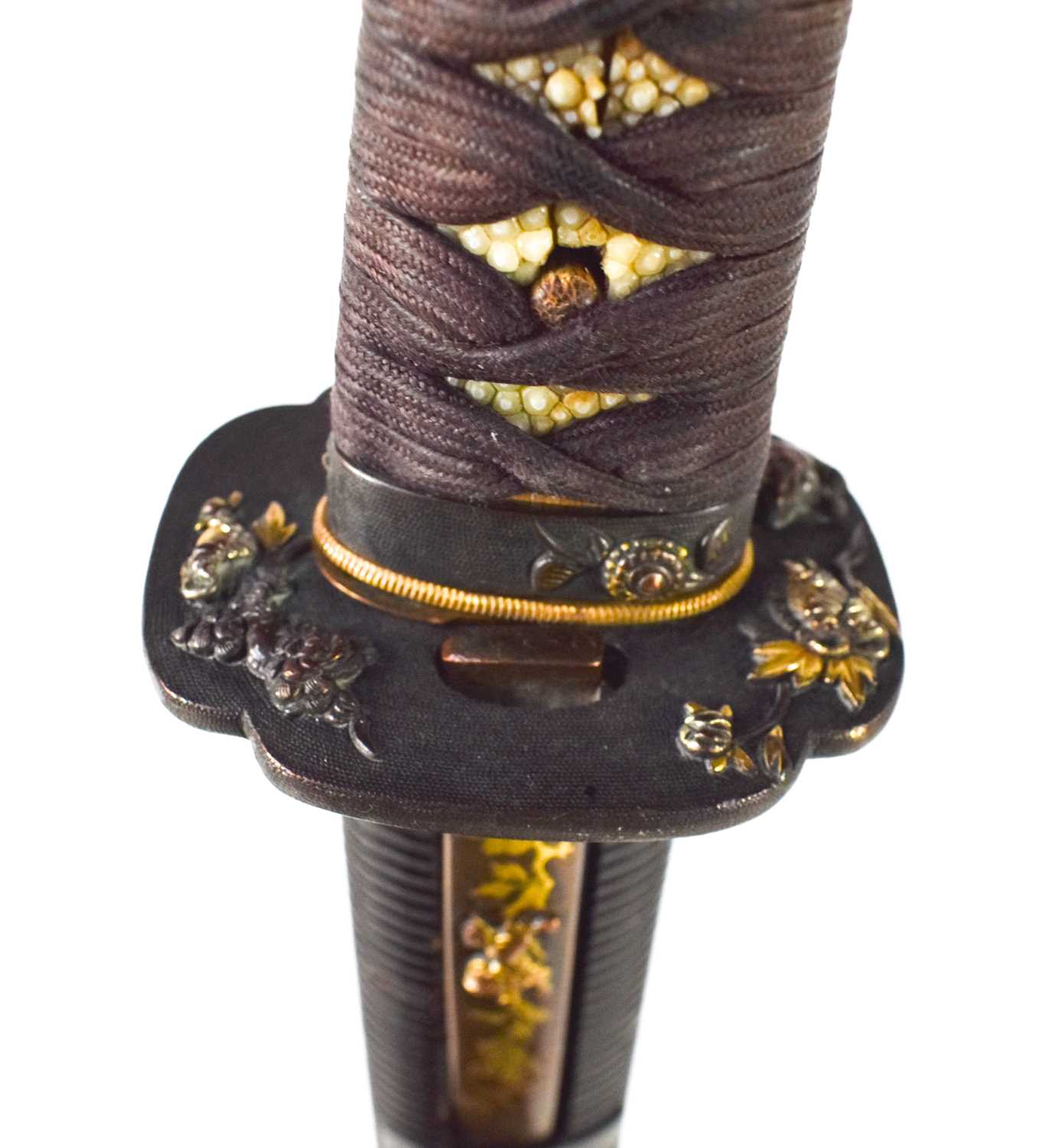 A Koto Wakazashi Samurai sword, with Kodzuka and Edo period laquer saya, the shishi and floral - Image 12 of 14