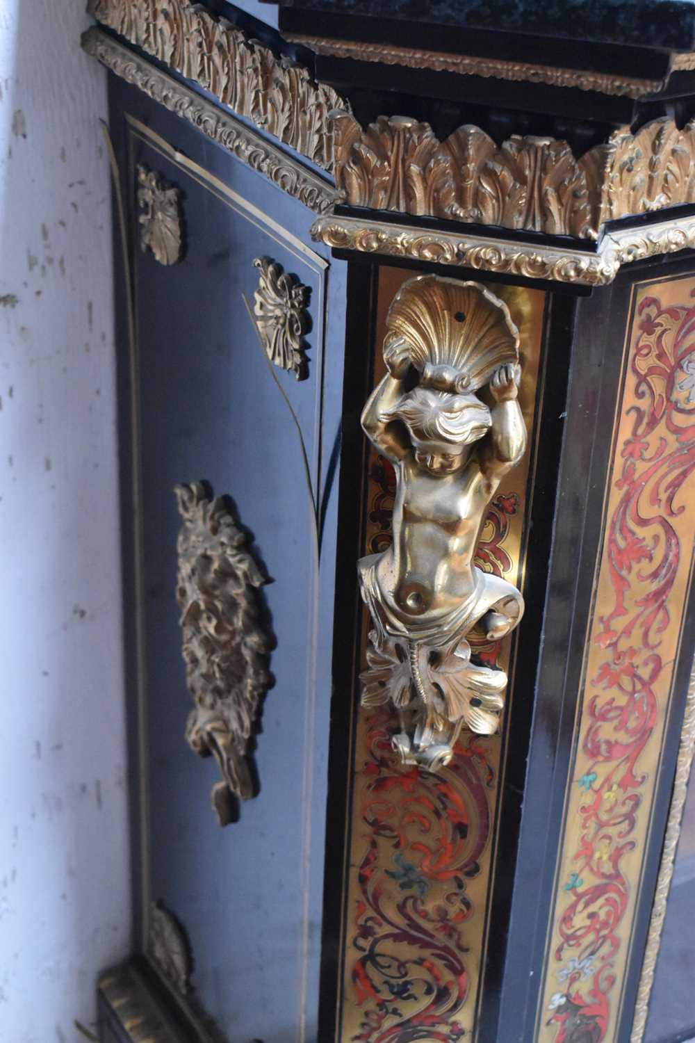 A 19th century style French boulework cabinet, having shaped serpentine marble top, to ebony cabinet - Bild 7 aus 14