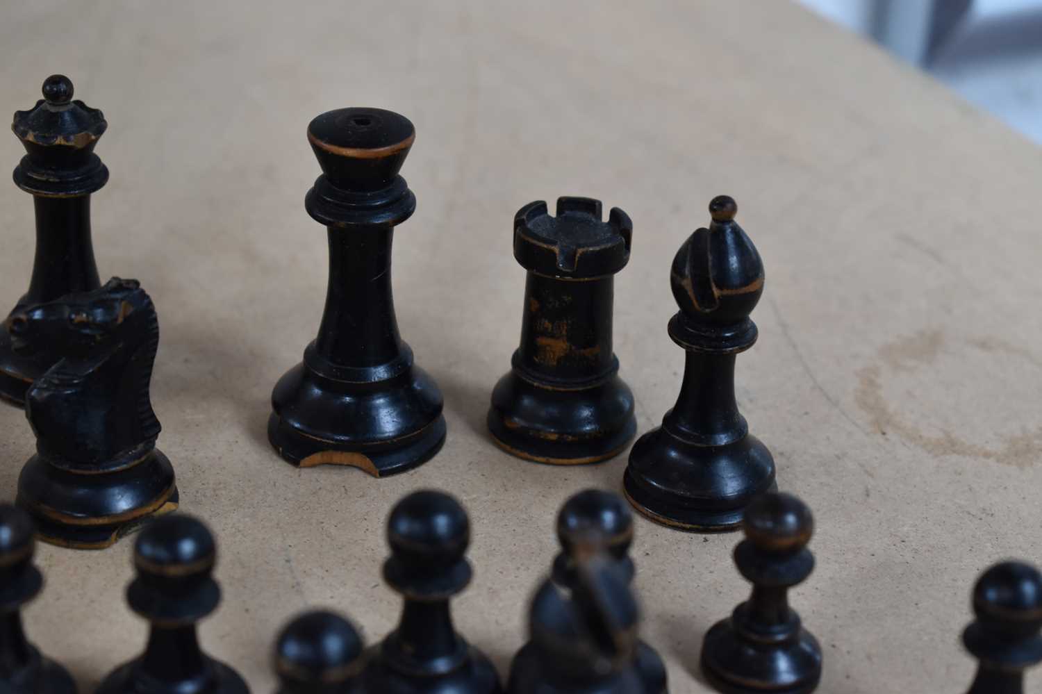 A group of vintage tins together with a Staunton style chess set, marbles, playing cards, cricket - Bild 4 aus 8