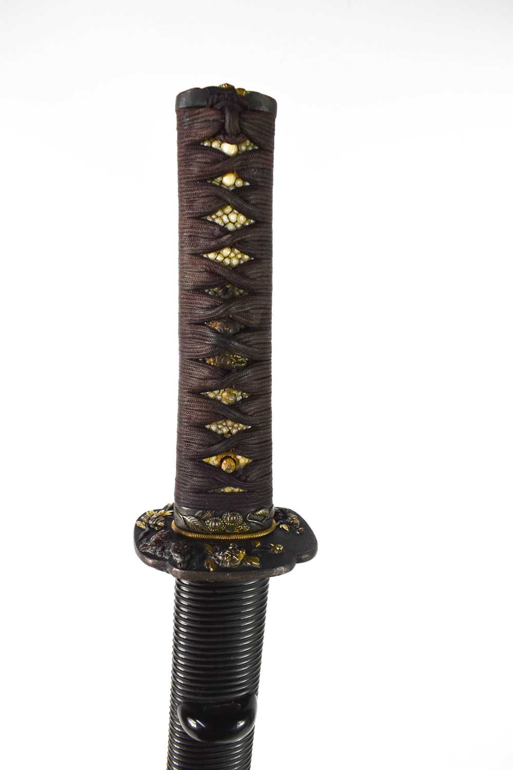 A Koto Wakazashi Samurai sword, with Kodzuka and Edo period laquer saya, the shishi and floral - Image 10 of 14