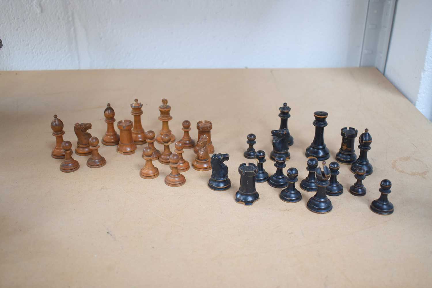 A group of vintage tins together with a Staunton style chess set, marbles, playing cards, cricket - Bild 3 aus 8