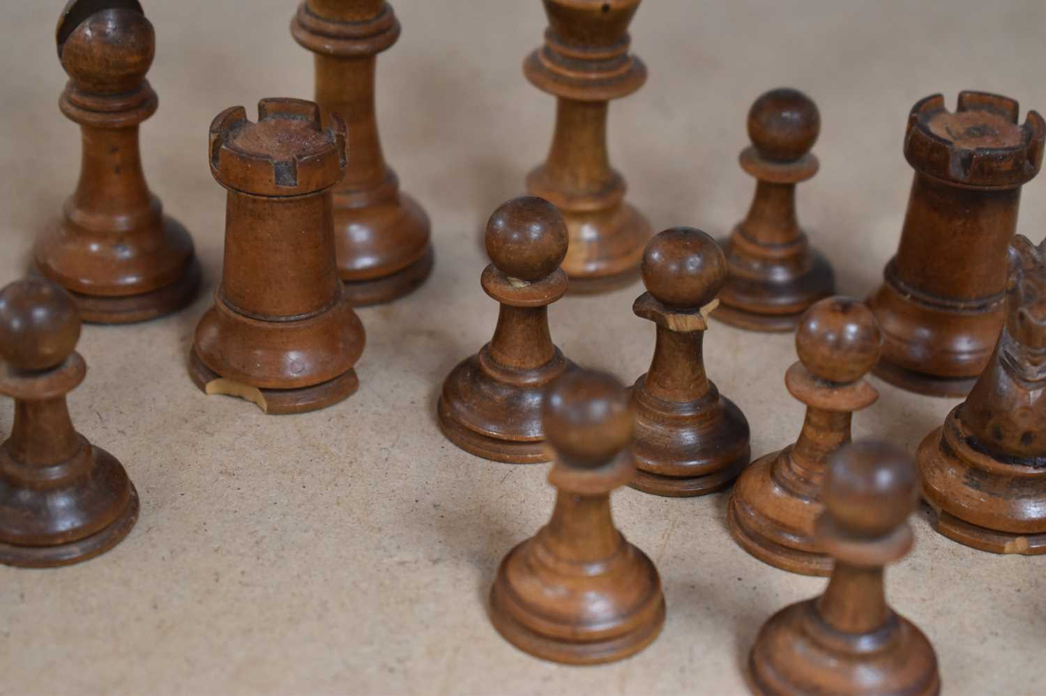 A group of vintage tins together with a Staunton style chess set, marbles, playing cards, cricket - Bild 7 aus 8