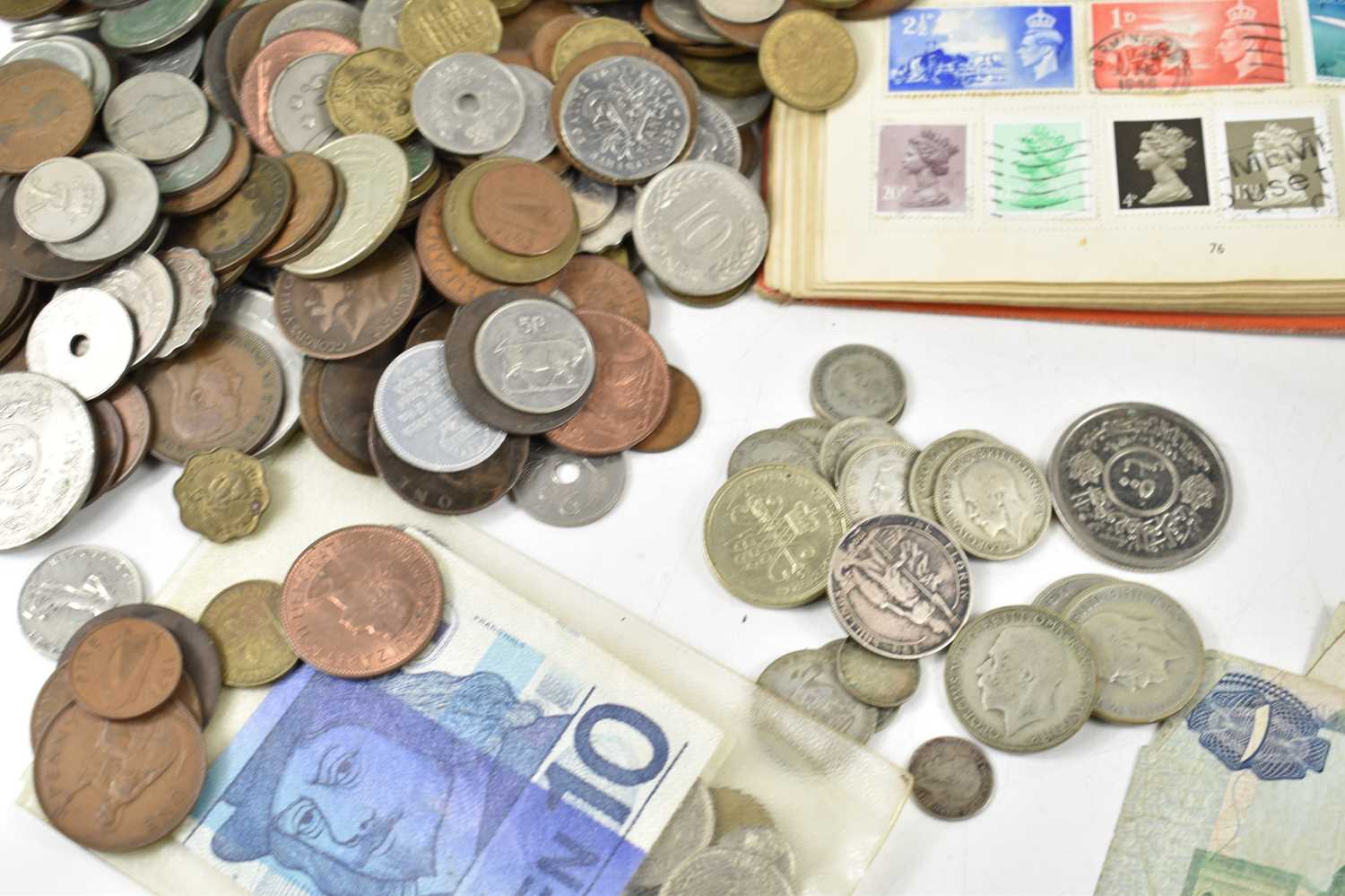 A group of GB and worldwide coins, some silver, together with a quantity of banknotes and stamp - Bild 2 aus 2