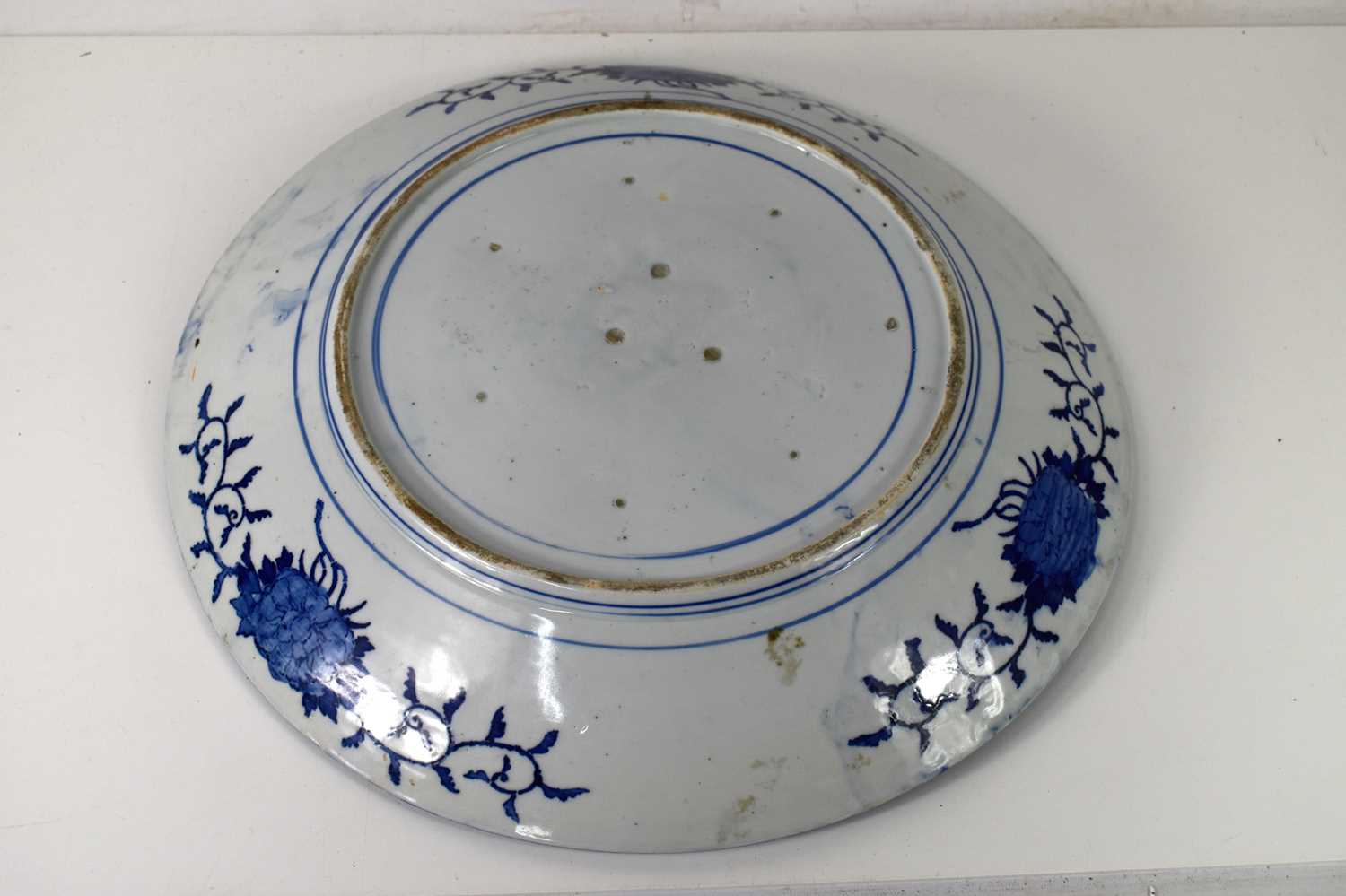 An early 19th century Chinese blue and white porcelain charger, decorated with a peacock amongst - Bild 4 aus 5