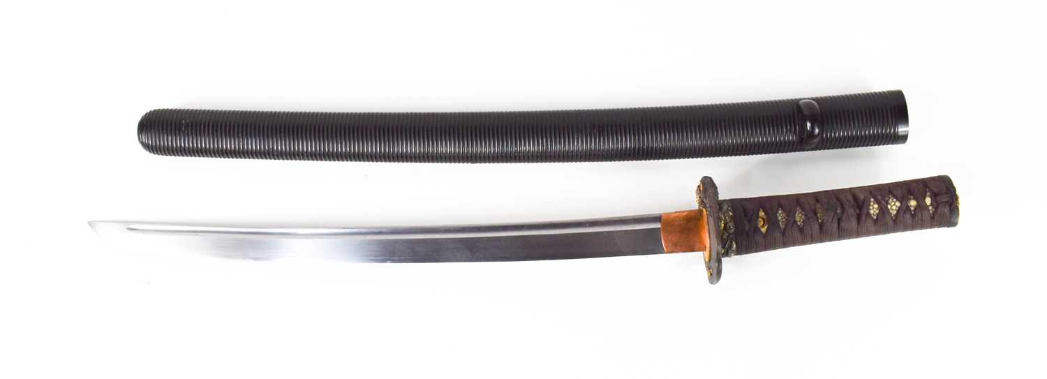 A Koto Wakazashi Samurai sword, with Kodzuka and Edo period laquer saya, the shishi and floral
