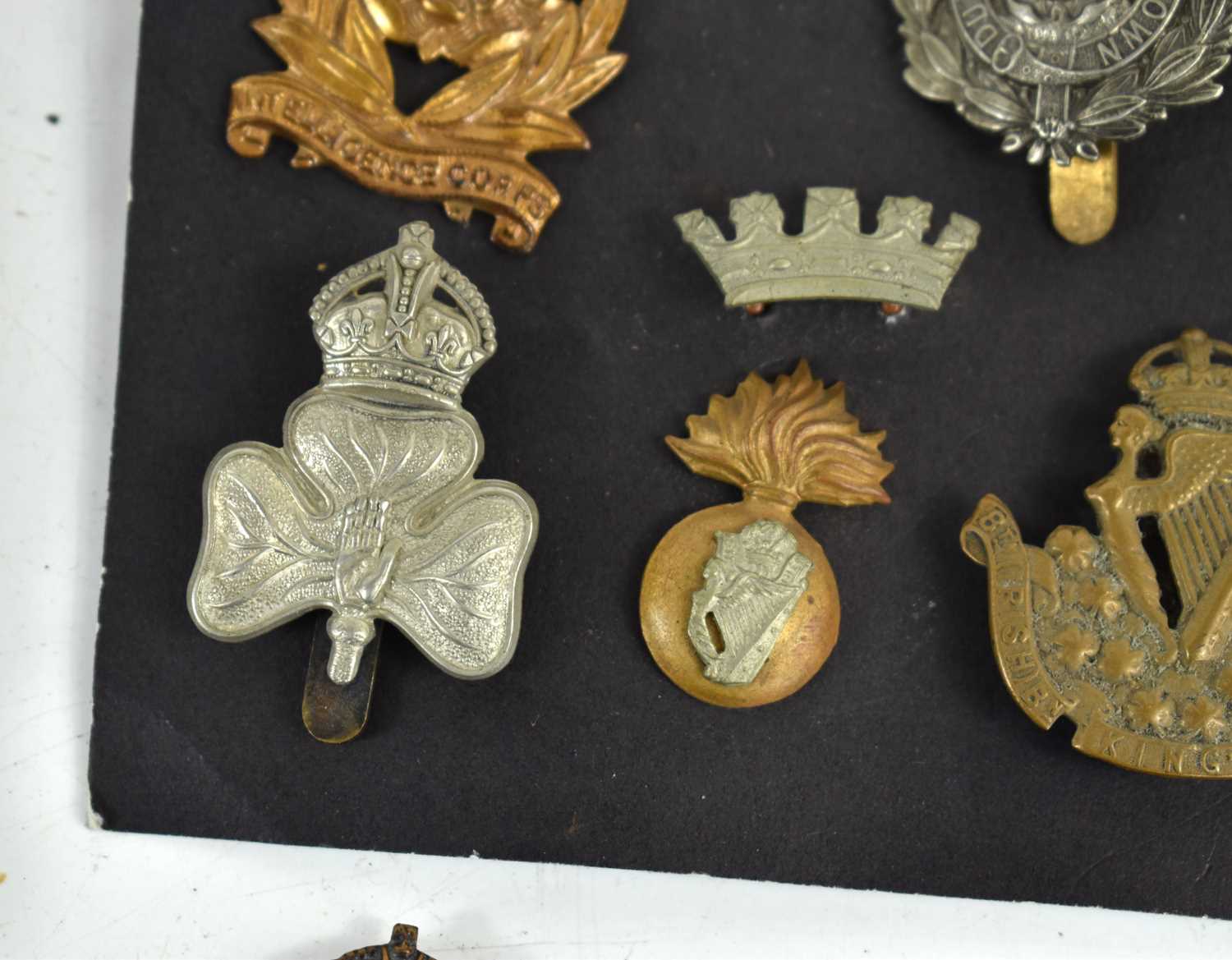 A group of Victorian and later cap and pouch badges to include Gordon Highlanders, 64th Foot - Bild 6 aus 19