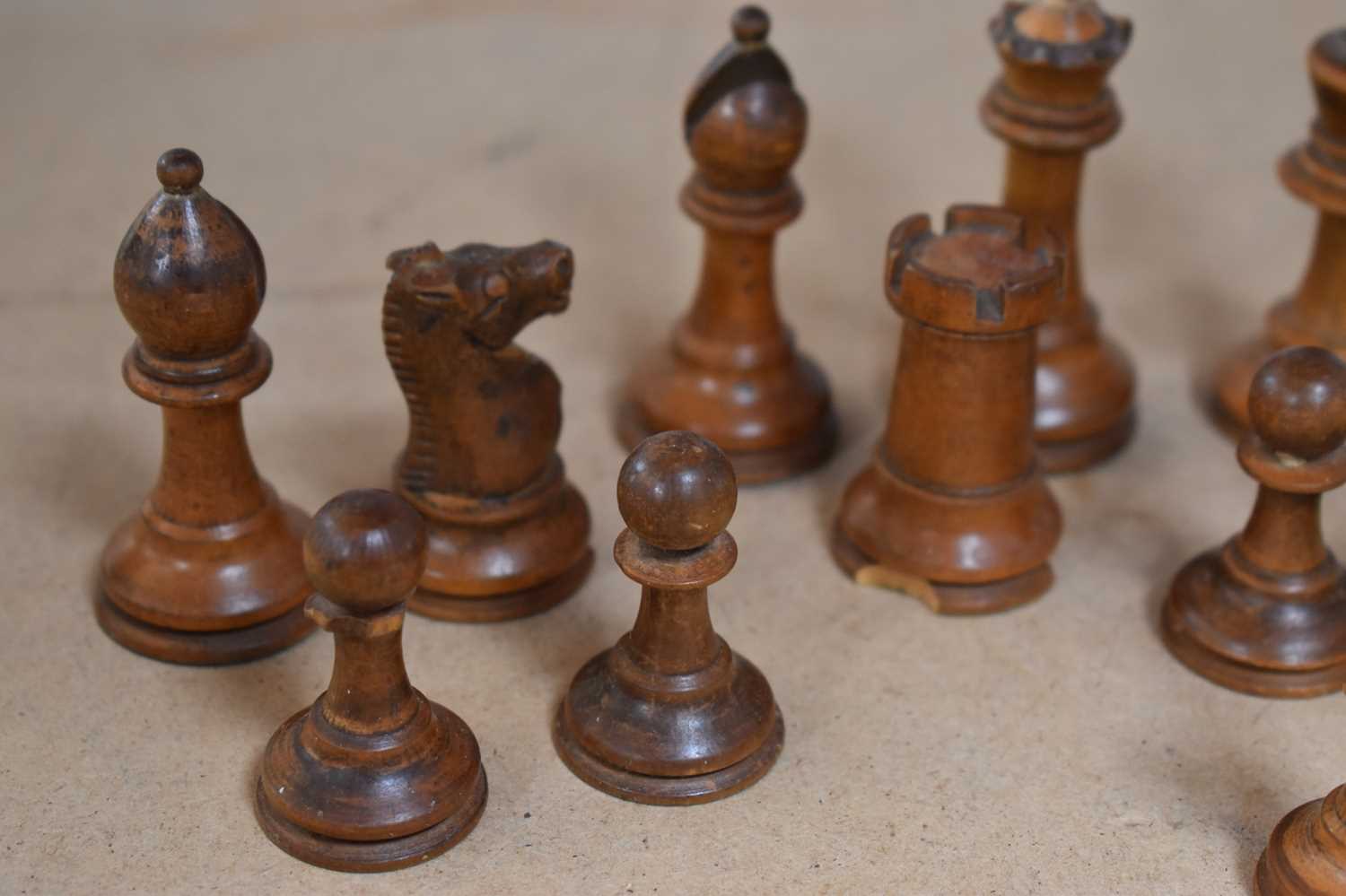 A group of vintage tins together with a Staunton style chess set, marbles, playing cards, cricket - Bild 8 aus 8