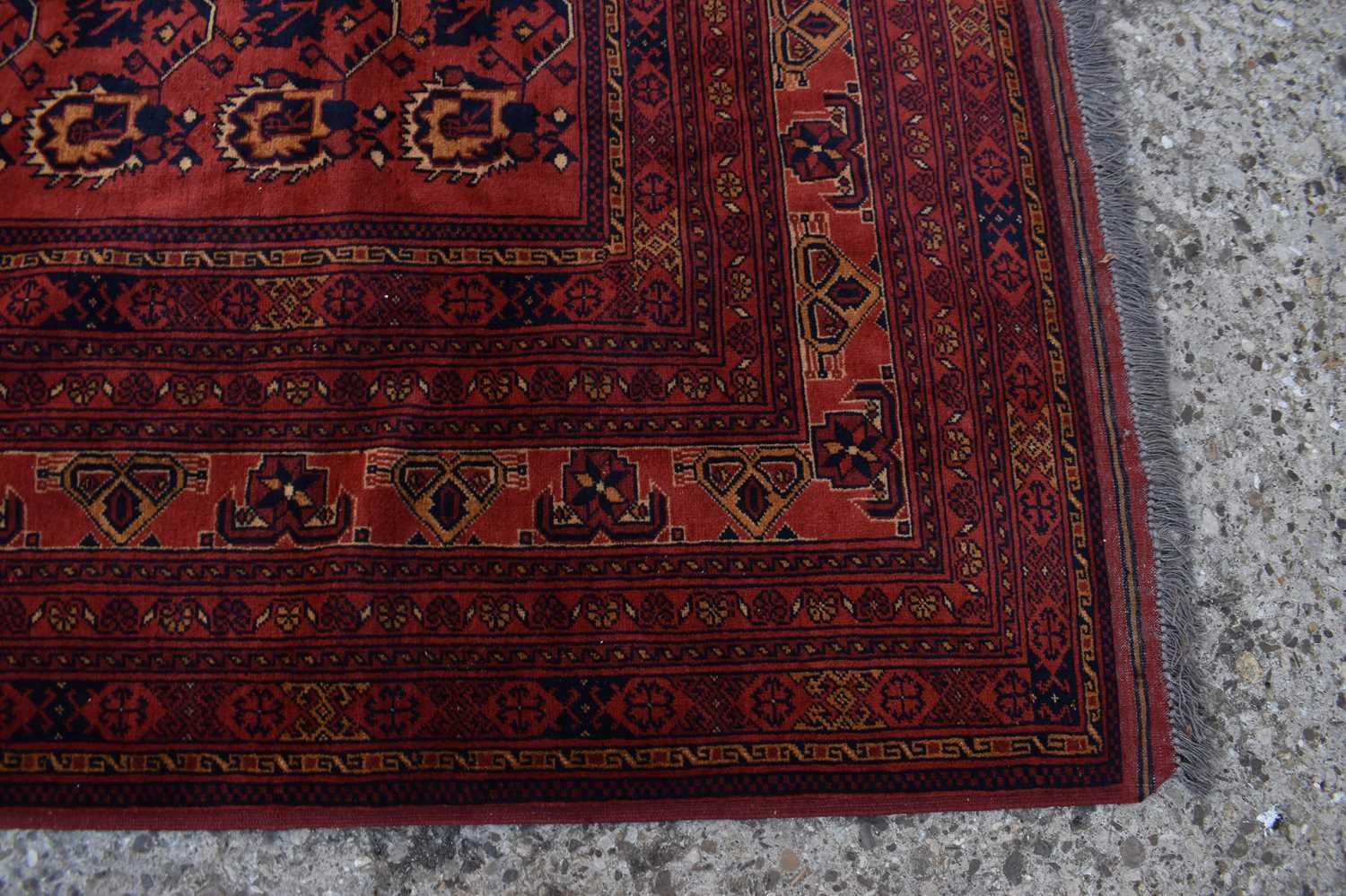 A Middle eastern red ground rug decorated with stylised floral motifs and stylised borders and - Bild 3 aus 4