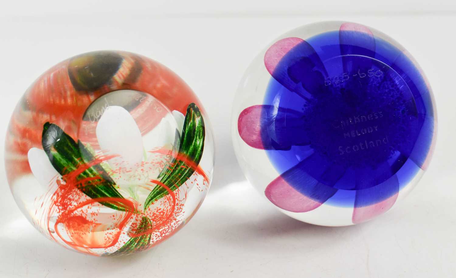 Two Caithness of Scotland glass paperweights: Festive Rose 288/150 and Melody, 525/650. - Bild 2 aus 2