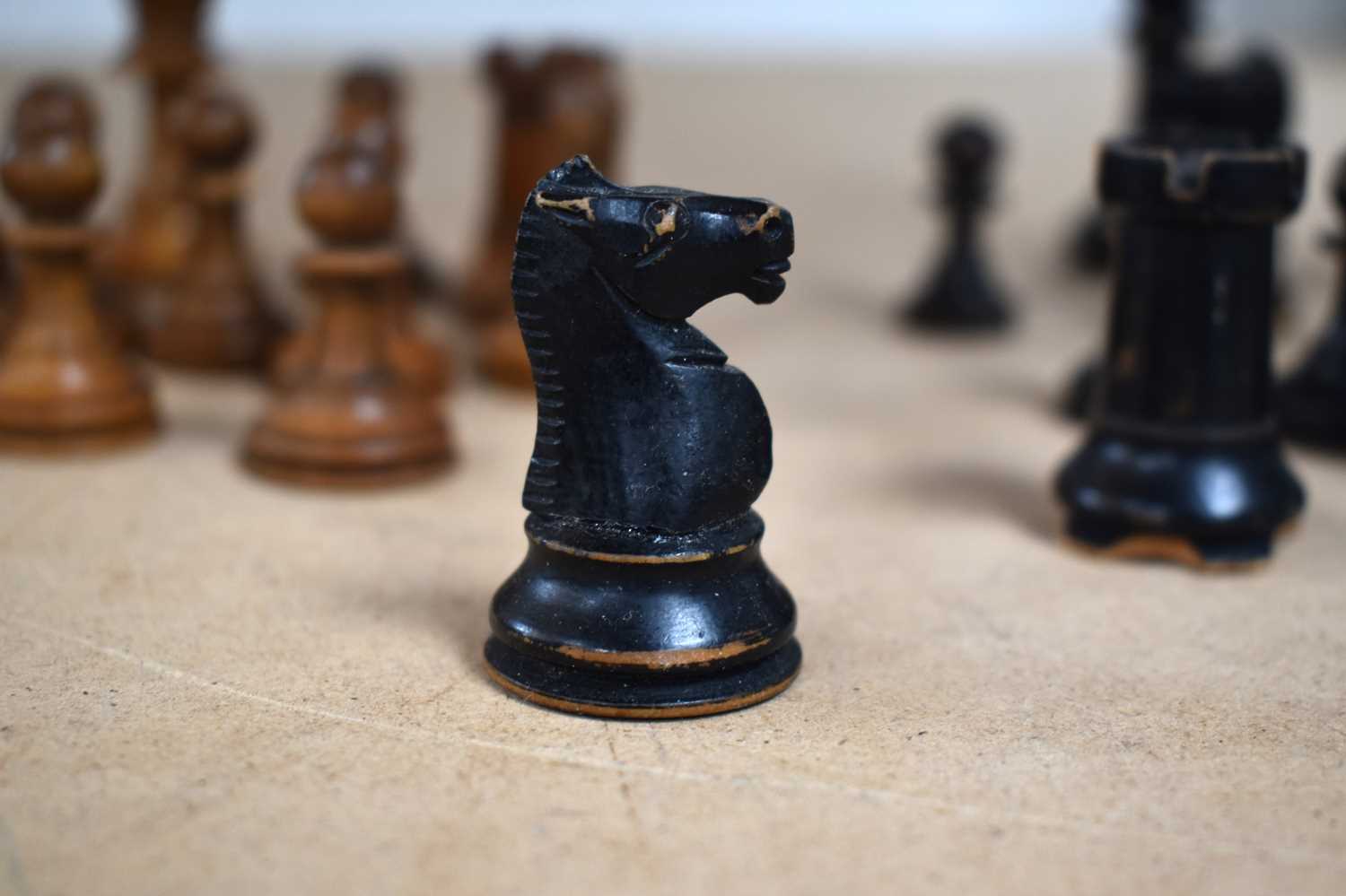 A group of vintage tins together with a Staunton style chess set, marbles, playing cards, cricket - Bild 2 aus 8