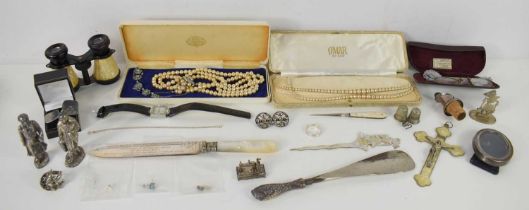 A selection of jewellery & collectables to include a silver ring, two simulated pearl necklaces,