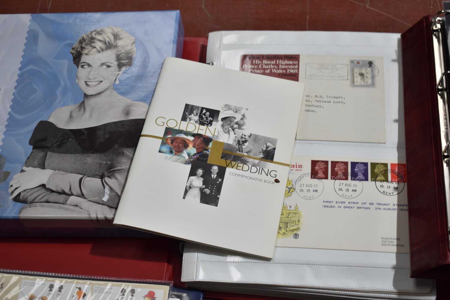 A large collection of First Day Covers and some stamps to include Princess Diana Her Story in - Bild 2 aus 2