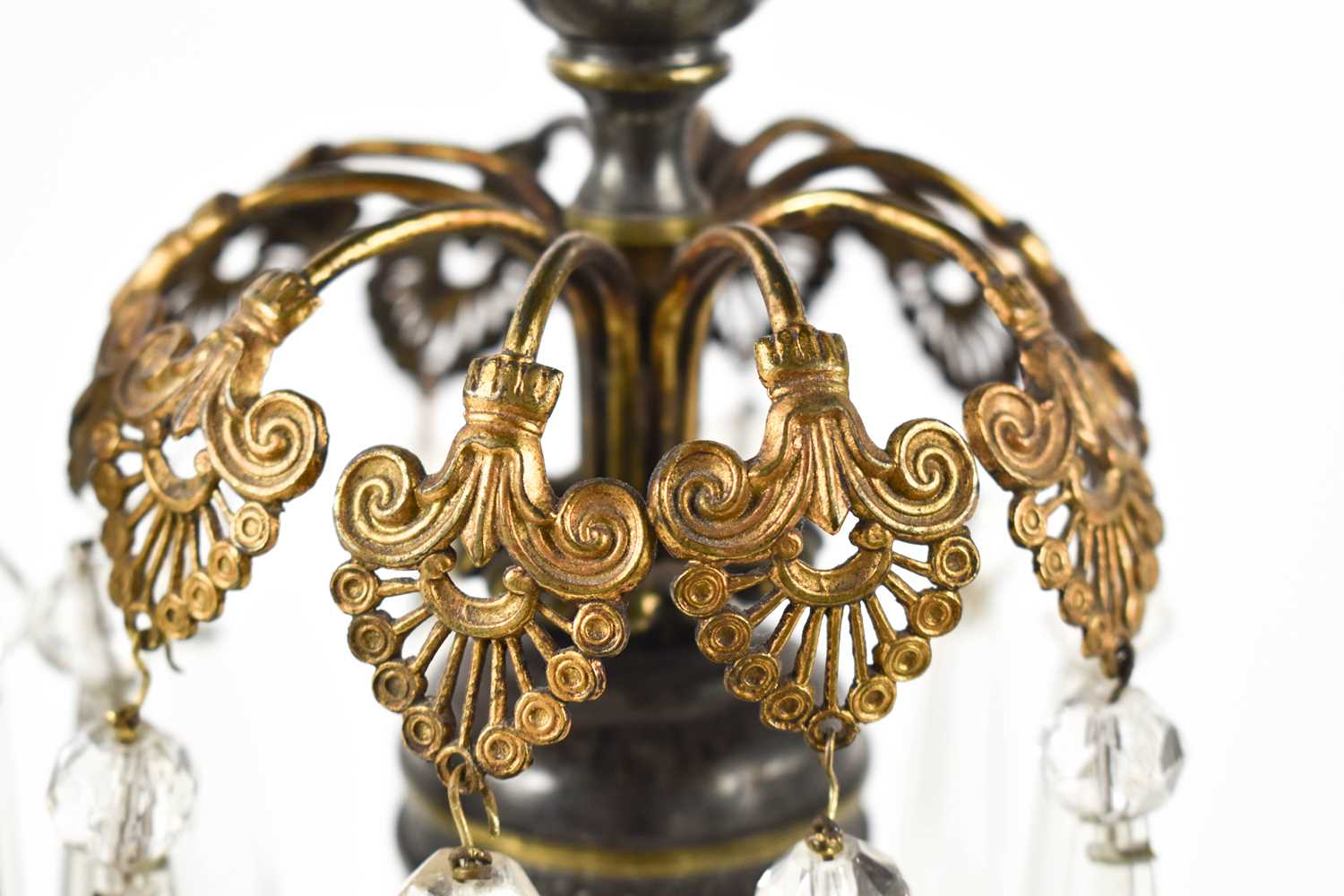 A pair of Empire gilt bronze candlesticks, the candle socket above a pierced and gilded leaf form - Bild 3 aus 3