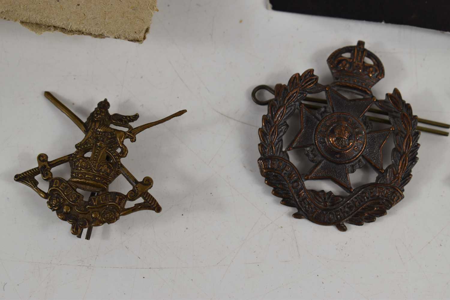 A group of Victorian and later cap and pouch badges to include Gordon Highlanders, 64th Foot - Bild 8 aus 19