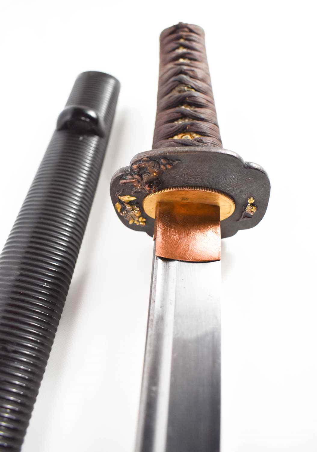 A Koto Wakazashi Samurai sword, with Kodzuka and Edo period laquer saya, the shishi and floral - Bild 9 aus 14