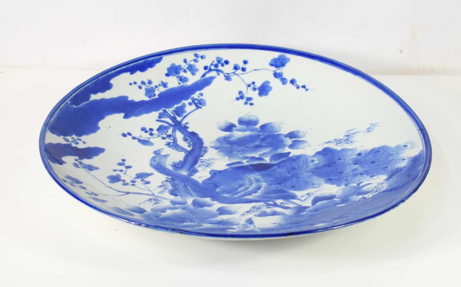 An early 19th century Chinese blue and white porcelain charger, decorated with a peacock amongst - Image 3 of 5