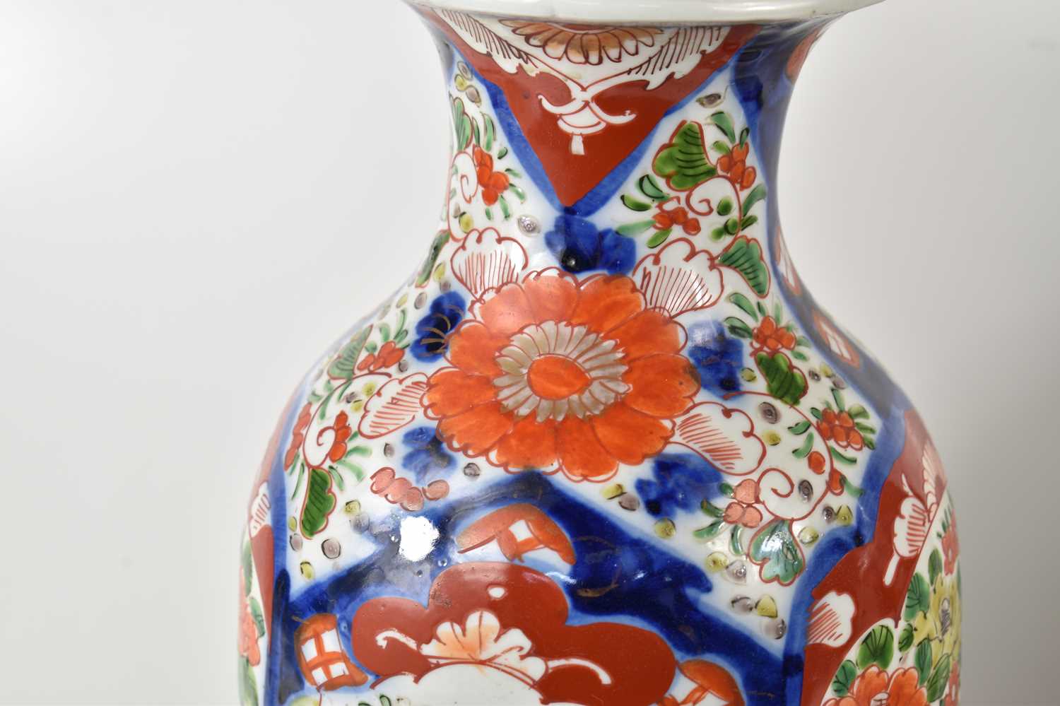 A pair of late 19th century Chinese vases, decorated in the Imari colourway with panels of birds - Image 5 of 5