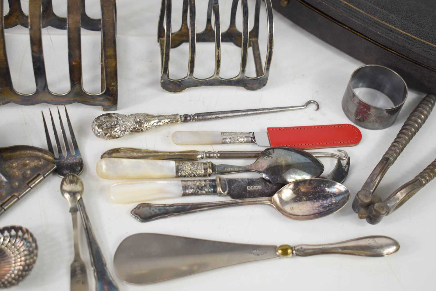 A selection of silver and silver plateware, to include silver handled button hooks and shoe horn, - Image 2 of 2