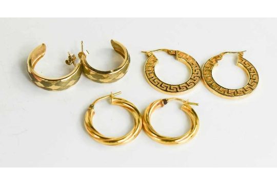 Three pairs of 9ct gold hoop earrings, to include an Italian pair with Greek-key design, 6.1g