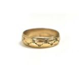 A 9ct gold ring decorated with foliage, 5.1g.