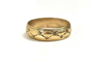 A 9ct gold ring decorated with foliage, 5.1g.